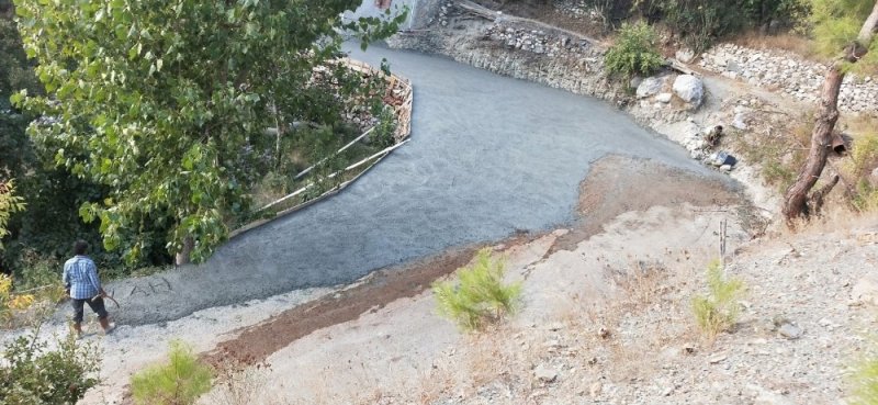 90 Yaşındaki Ümmühan Nine İçin Yolu Betonlayıp Ulaşımı Kolaylaştırdı