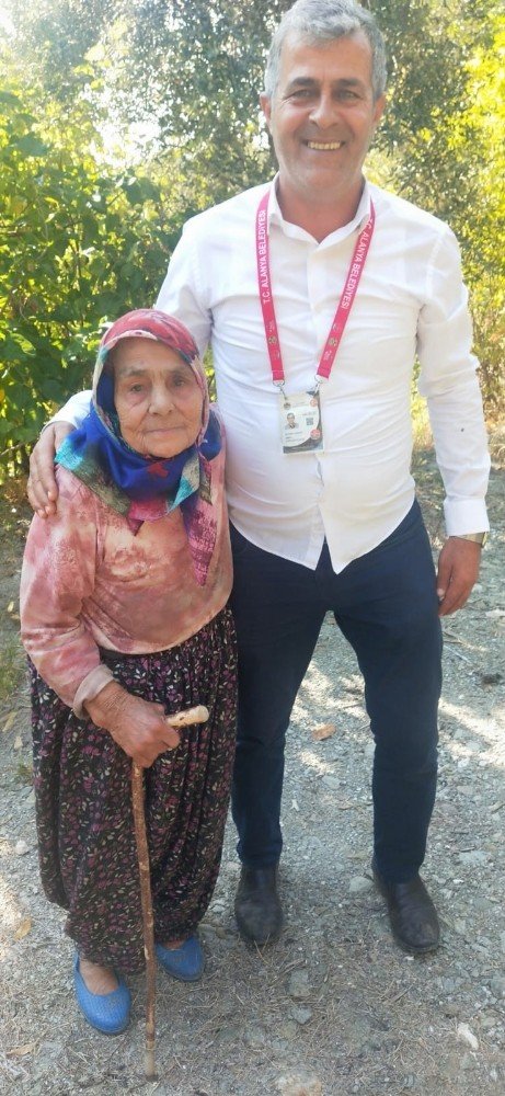 90 Yaşındaki Ümmühan Nine İçin Yolu Betonlayıp Ulaşımı Kolaylaştırdı