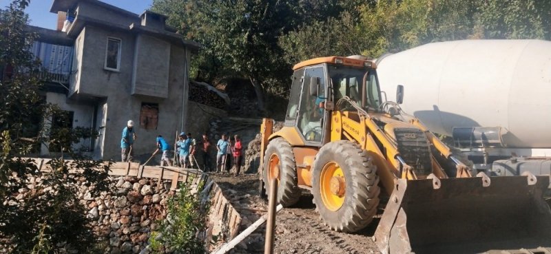90 Yaşındaki Ümmühan Nine İçin Yolu Betonlayıp Ulaşımı Kolaylaştırdı