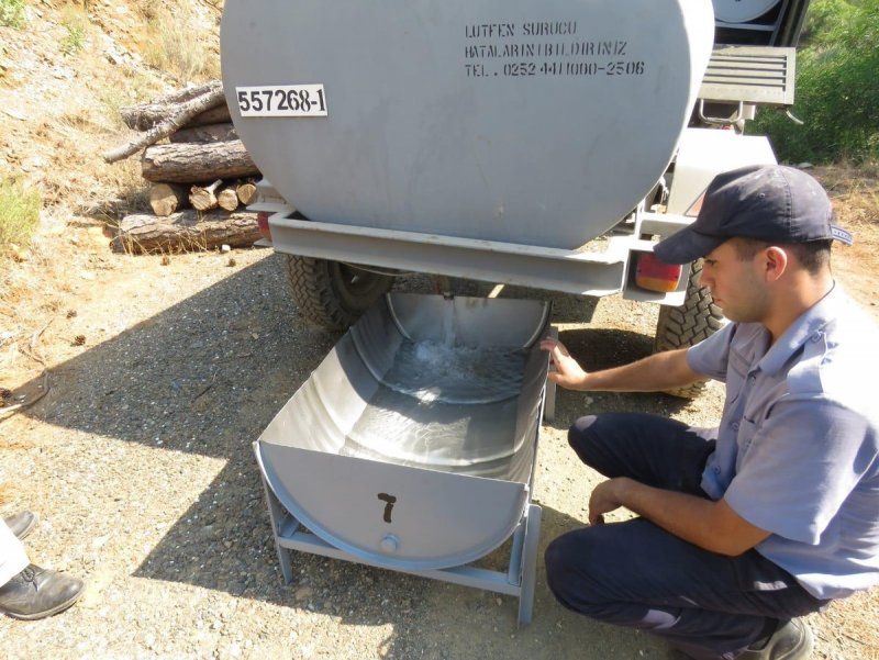 Askerlerden Hayvanlar İçin Atık Malzemelerden Suluk