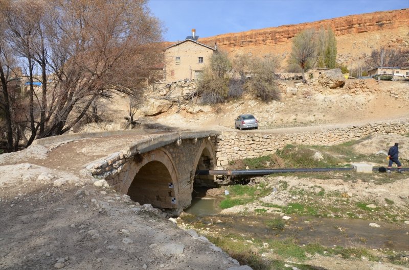 Karaman'daki Tarihi Büyükkoraş Köprüsü'nün Onarımı Sürüyor