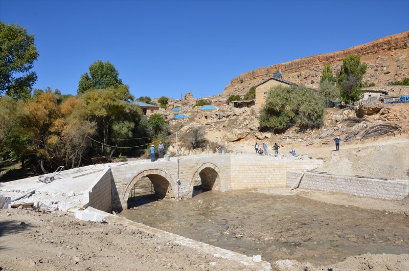 Karaman'daki Tarihi Büyükkoraş Köprüsü'nün Onarımı Sürüyor