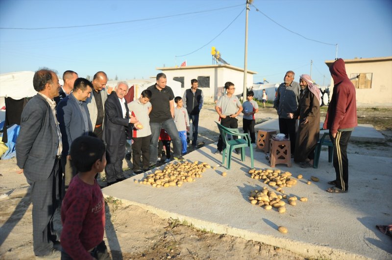 Öğrencilerden Tarım İşçilerine Giysi Yardımı