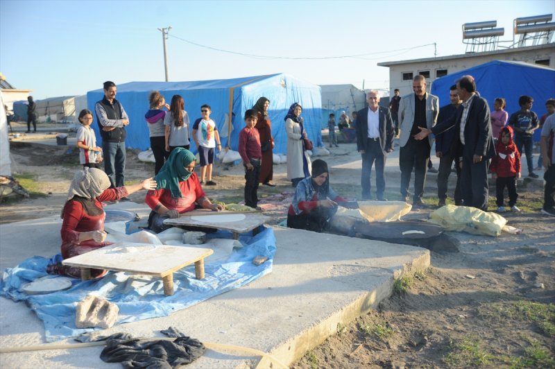 Öğrencilerden Tarım İşçilerine Giysi Yardımı