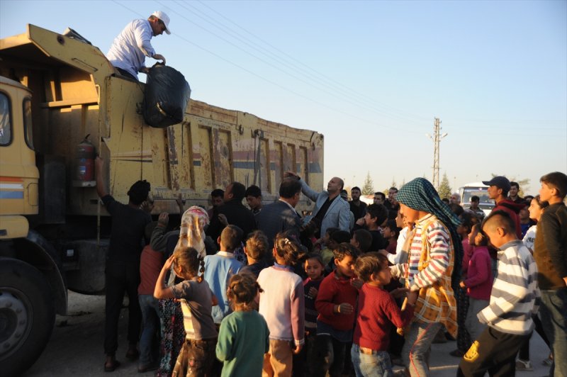 Öğrencilerden Tarım İşçilerine Giysi Yardımı