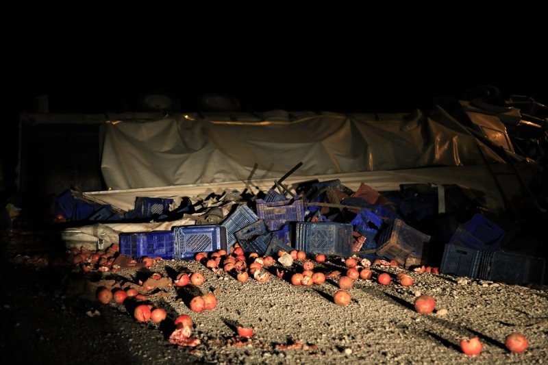 Antalya'da Nar Yüklü Kamyon Devrildi: 3 Ölü