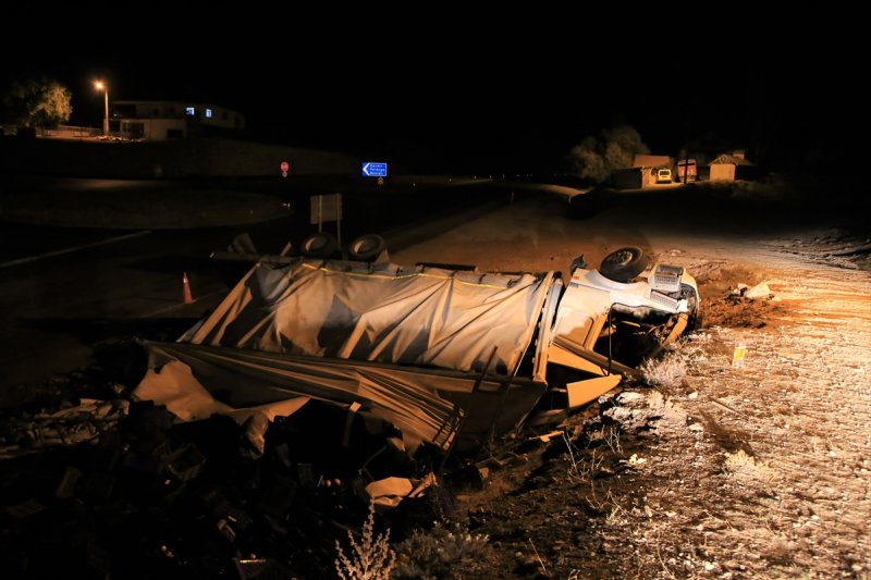 Antalya'da Nar Yüklü Kamyon Devrildi: 3 Ölü