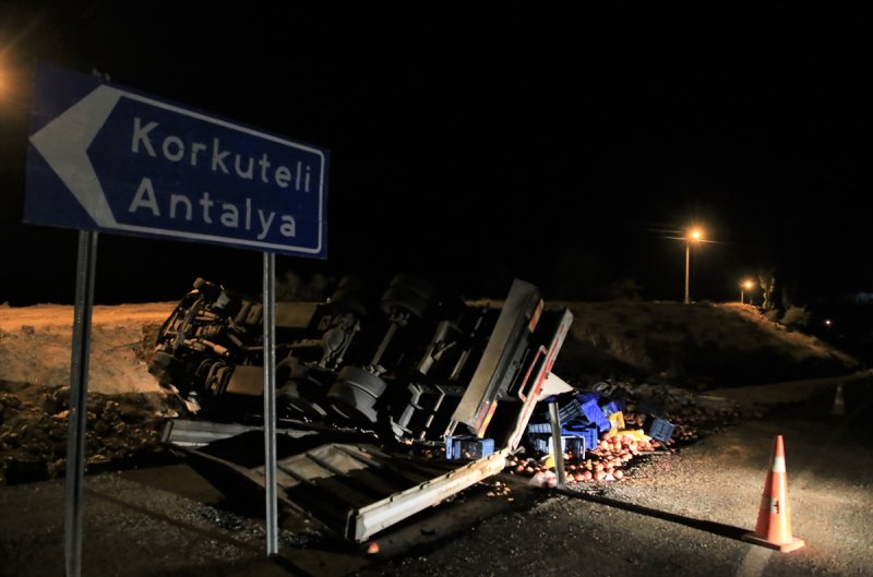 Antalya'da Nar Yüklü Kamyon Devrildi: 3 Ölü