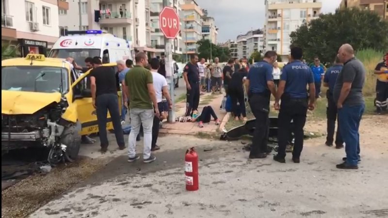 Antalya’da İki Otomobil Çarpıştı: 6’sı Ürdün Vatandaşı 8 Yaralı