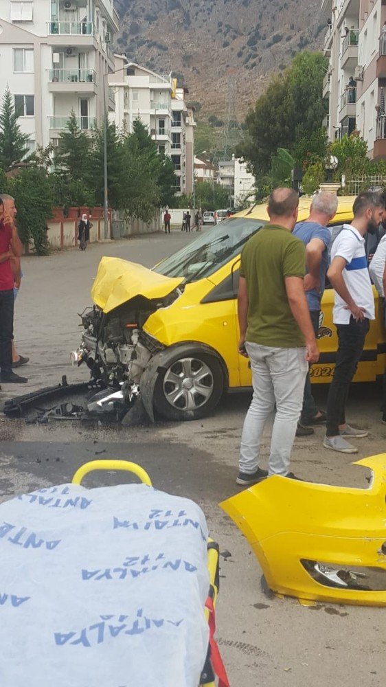 Antalya’da İki Otomobil Çarpıştı: 6’sı Ürdün Vatandaşı 8 Yaralı