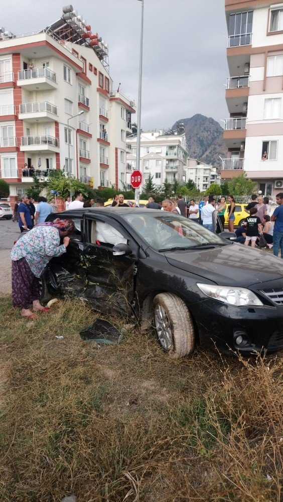 Antalya’da İki Otomobil Çarpıştı: 6’sı Ürdün Vatandaşı 8 Yaralı