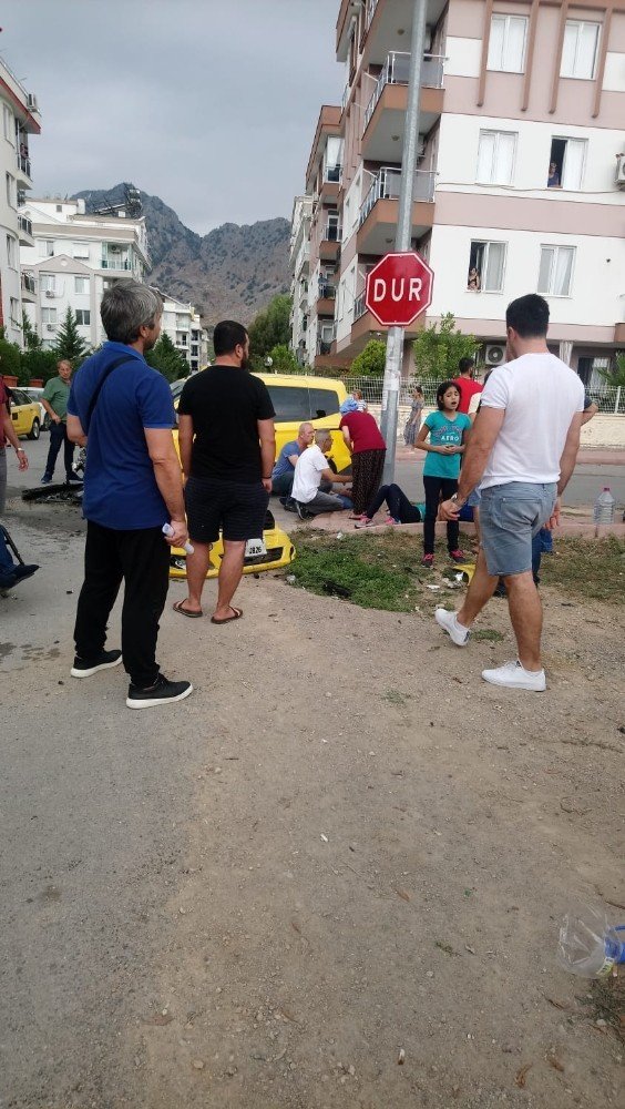 Antalya’da İki Otomobil Çarpıştı: 6’sı Ürdün Vatandaşı 8 Yaralı