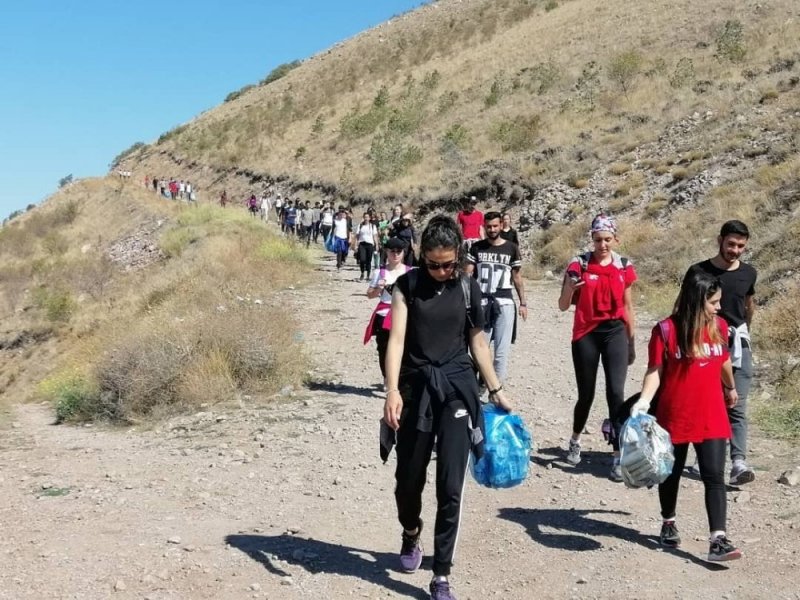 Öğrenciler 85 Torba Çöp Topladı