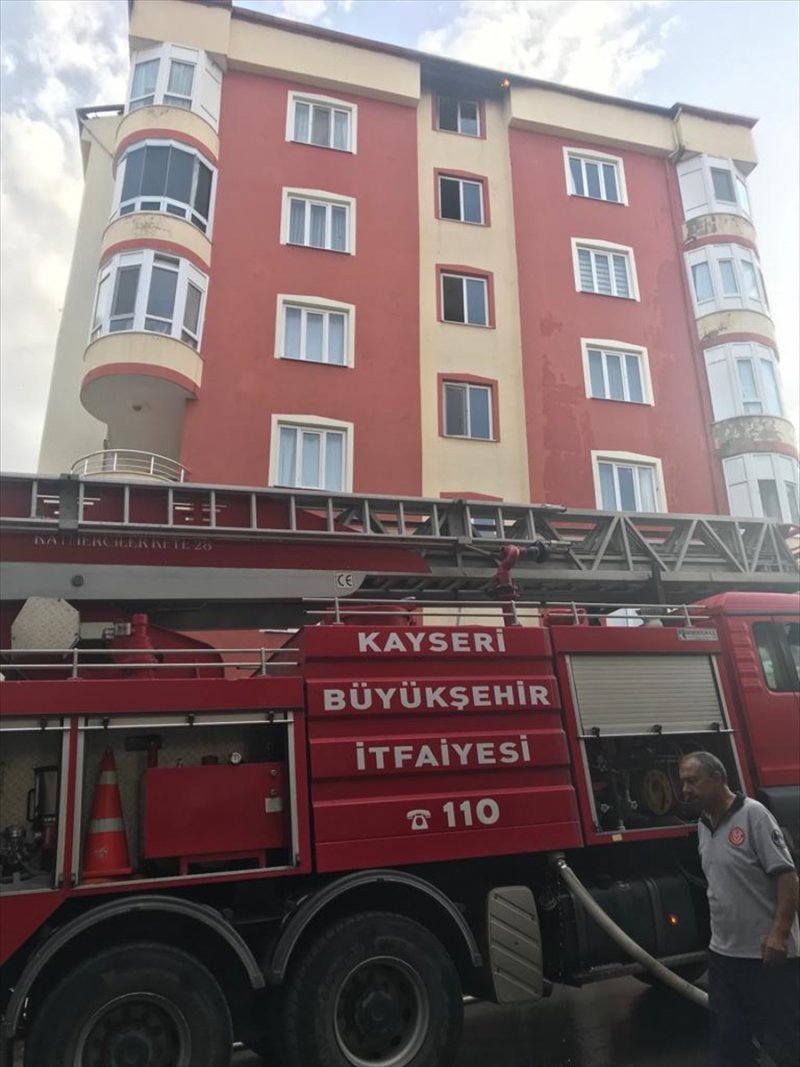 Kayseri'de Çatı Yangını: 9 Yaralı