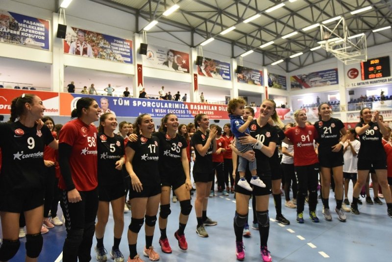 Paşanın Melekleri Galibiyetle Başladı