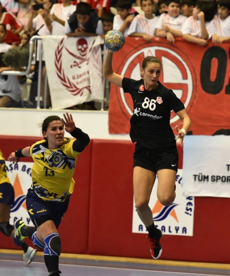 Paşanın Melekleri Galibiyetle Başladı