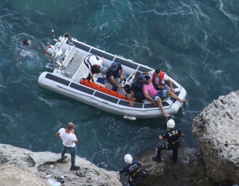 Falezlerde Mahsur Kalan Amatör Balıkçı Kurtarıldı