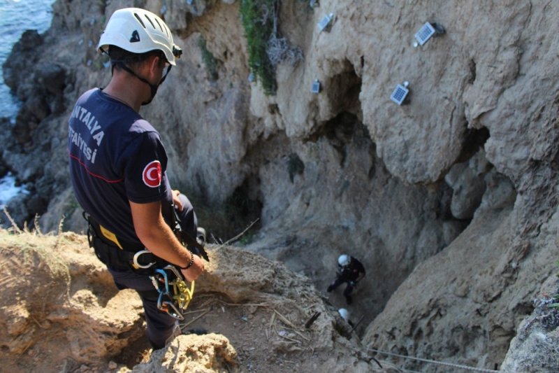 Falezlerde Mahsur Kalan Amatör Balıkçı Kurtarıldı