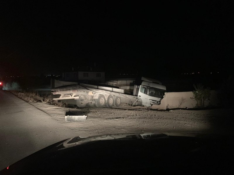 Traverten Taşı Yüklü Tır Yoldan Çıktı: 1 Yaralı