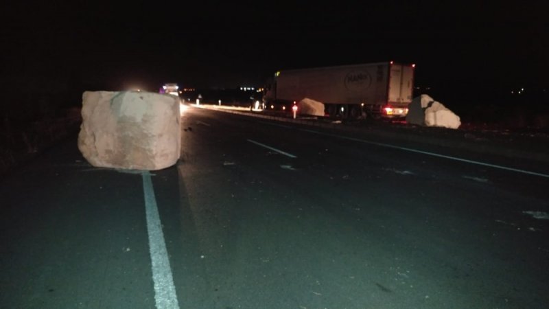 Traverten Taşı Yüklü Tır Yoldan Çıktı: 1 Yaralı