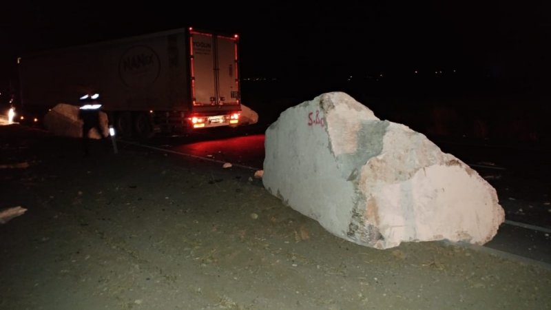 Traverten Taşı Yüklü Tır Yoldan Çıktı: 1 Yaralı