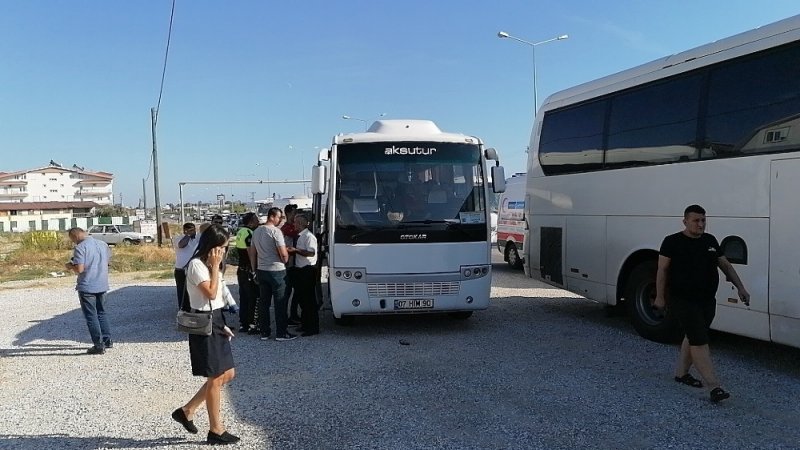 Antalya'nın Manavgat İlçesinde Tur Midibüsü Tur Otobüsüne Arkadan Çarptı