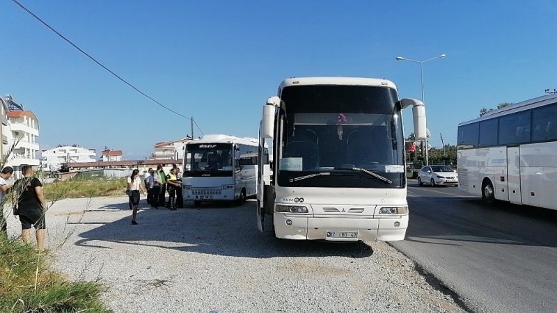 Antalya'nın Manavgat İlçesinde Tur Midibüsü Tur Otobüsüne Arkadan Çarptı