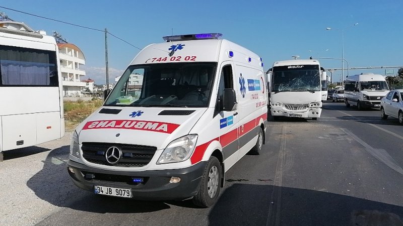 Antalya'nın Manavgat İlçesinde Tur Midibüsü Tur Otobüsüne Arkadan Çarptı