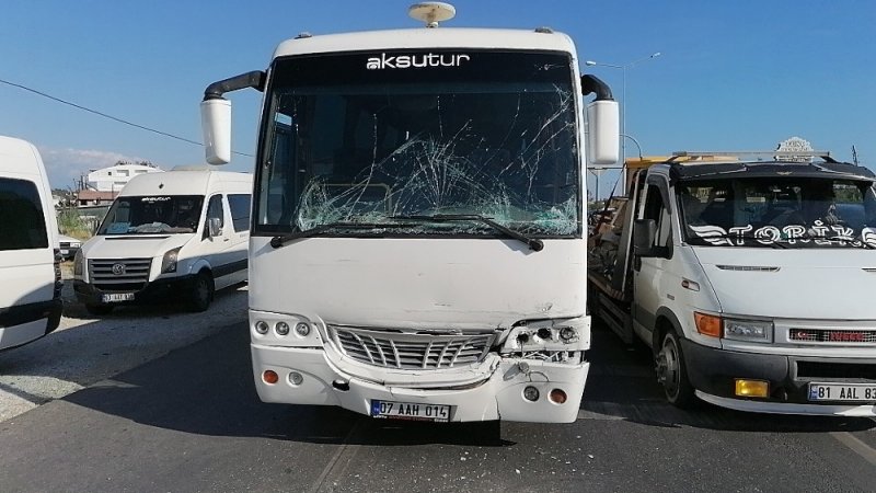 Antalya'nın Manavgat İlçesinde Tur Midibüsü Tur Otobüsüne Arkadan Çarptı