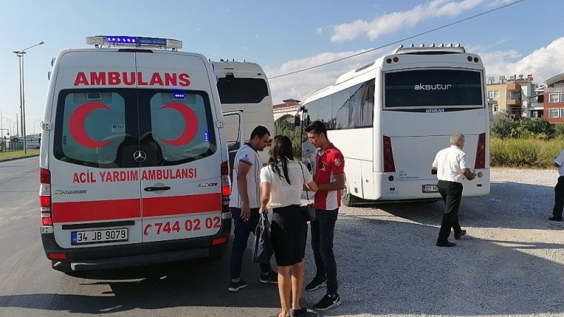 Antalya'nın Manavgat İlçesinde Tur Midibüsü Tur Otobüsüne Arkadan Çarptı