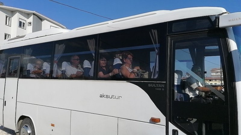 Antalya'nın Manavgat İlçesinde Tur Midibüsü Tur Otobüsüne Arkadan Çarptı