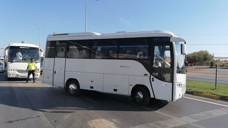 Antalya'nın Manavgat İlçesinde Tur Midibüsü Tur Otobüsüne Arkadan Çarptı