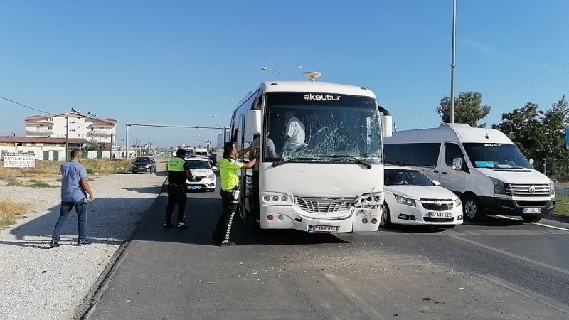 Antalya'nın Manavgat İlçesinde Tur Midibüsü Tur Otobüsüne Arkadan Çarptı