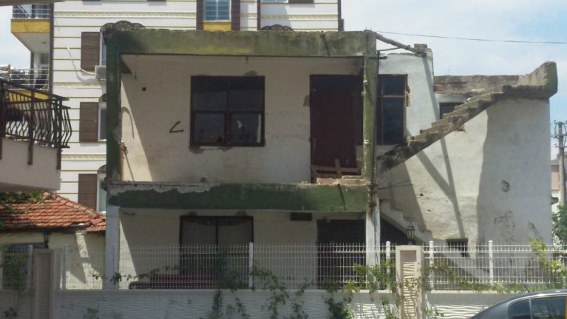 Metruk Bina Yıkıldı
