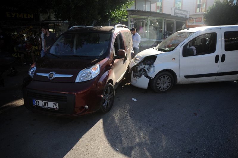 Antalya'da Zincirleme Trafik Kazası Kazada Bir Polis Memuru Yaralandı