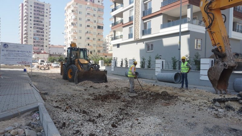 Erdemli İlçesinde Yağmur Suyu Hattı Döşeme Çalışmaları Devam Ediyor