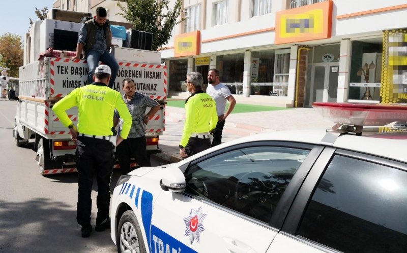 Kamyonet Kasasında Asılı Tehlikeli Yolculuk Yürekleri Ağza Getirdi