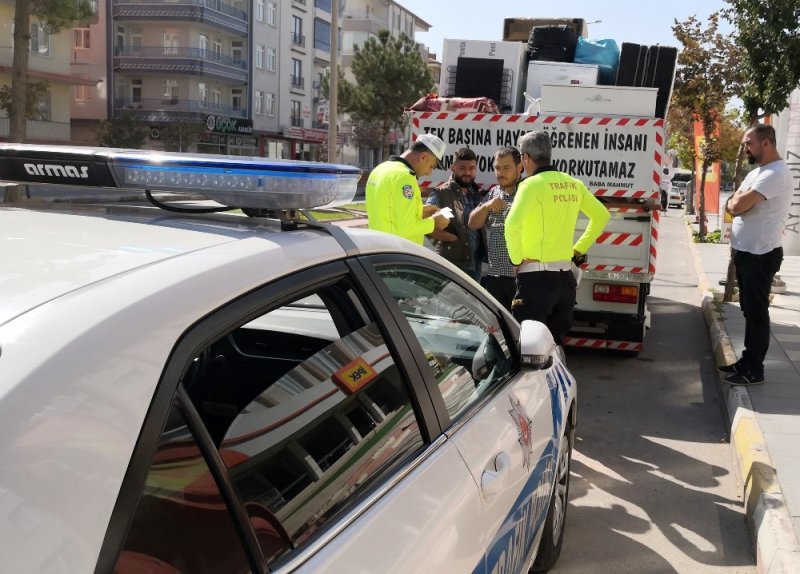 Kamyonet Kasasında Asılı Tehlikeli Yolculuk Yürekleri Ağza Getirdi