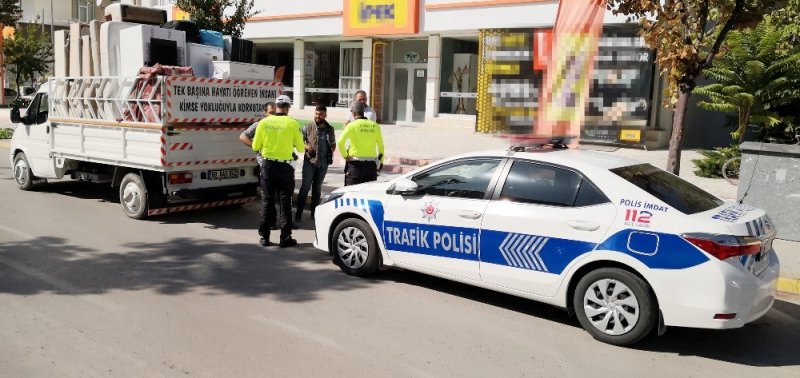 Kamyonet Kasasında Asılı Tehlikeli Yolculuk Yürekleri Ağza Getirdi