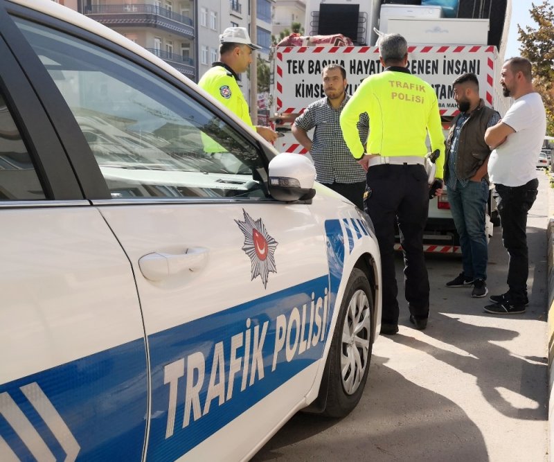 Kamyonet Kasasında Asılı Tehlikeli Yolculuk Yürekleri Ağza Getirdi