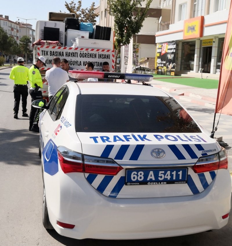 Kamyonet Kasasında Asılı Tehlikeli Yolculuk Yürekleri Ağza Getirdi