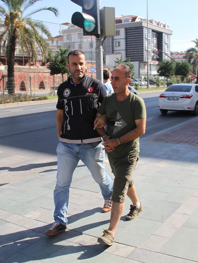 Alanya’da Polis Şüpheli Aracı Durdurdu Uyuşturucu Çıktı Kişiler Gözaltına Alındı