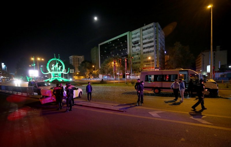 Başkentte Otomobil Servis Aracıyla Çarpıştı: 2 Yaralı