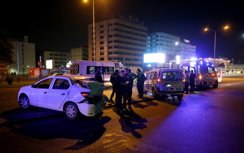 Başkentte Otomobil Servis Aracıyla Çarpıştı: 2 Yaralı