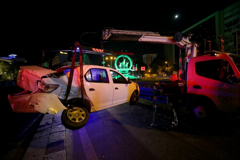 Başkentte Otomobil Servis Aracıyla Çarpıştı: 2 Yaralı