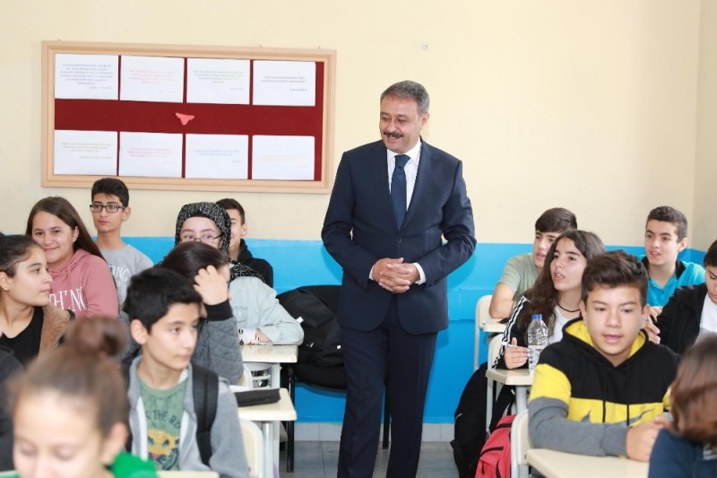 Burdur Valisi Hasan Şıldak, Suna Uzal Ortaokulu'na Ziyarette Bulundu