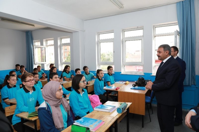 Burdur Valisi Hasan Şıldak, Suna Uzal Ortaokulu'na Ziyarette Bulundu
