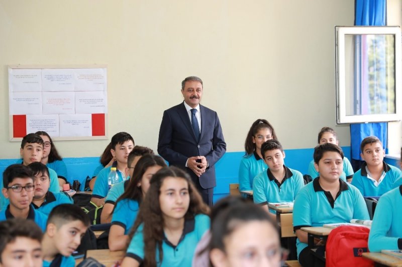 Burdur Valisi Hasan Şıldak, Suna Uzal Ortaokulu'na Ziyarette Bulundu