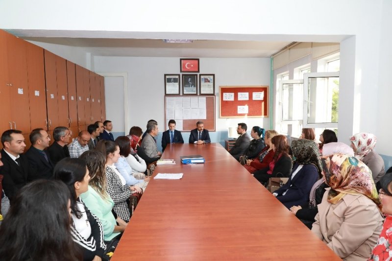 Burdur Valisi Hasan Şıldak, Suna Uzal Ortaokulu'na Ziyarette Bulundu