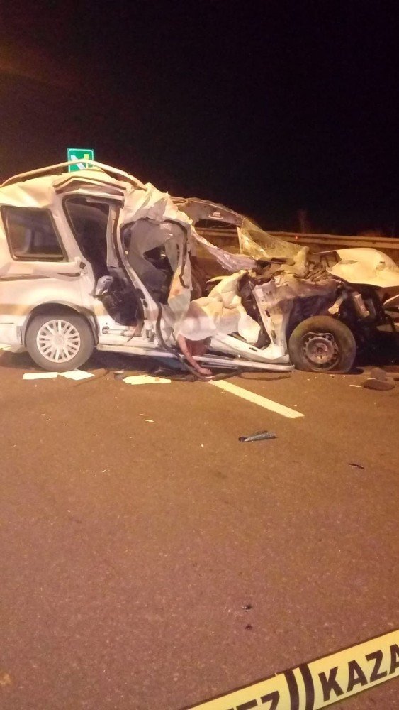 Otomobil Kamyona Çarptı: Ölü ve Yaralı Var